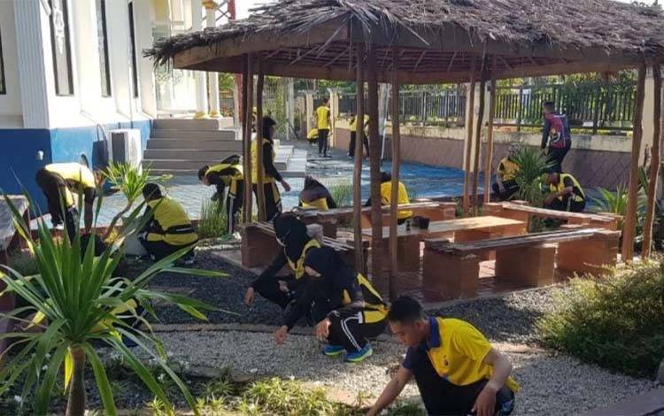 Polres Kapuas Gelar Baksos Bersihkan Masjid Peringati Maulid Nabi
