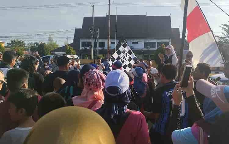 Ribuan Masyarakat Ikuti Jalan Sehat Puncak Perayaan Hari Radio Nasional di Palangka Raya