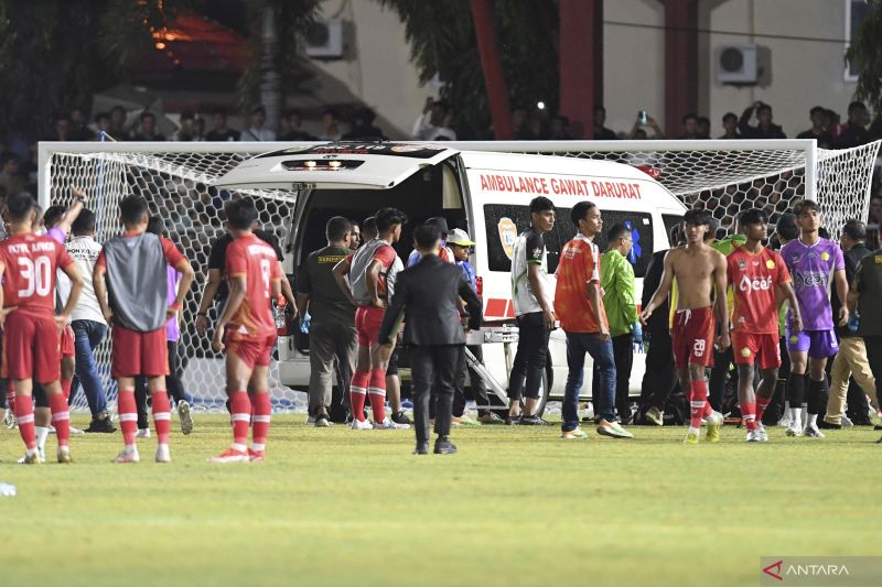 Mobil ambulance mengevakuasi wasit yang dipukul saat pertandingan babak 8 besar sepak bola putra antara Aceh melawan Sulteng pada PON XXI Aceh-Sumut 2024 di Stadion H Dimurthala, Banda Aceh, Aceh, Sabtu (14/9/2024). ANTARA FOTO/Adeng Bustomi/pras.