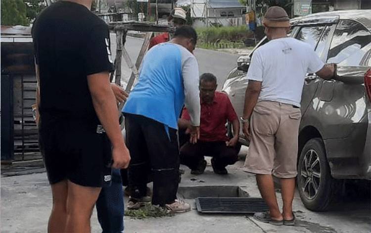 Lurah Baru dan Warga Bersama BPBD Normalisasi Drainase Tersumbat di Jalan Matnor 4