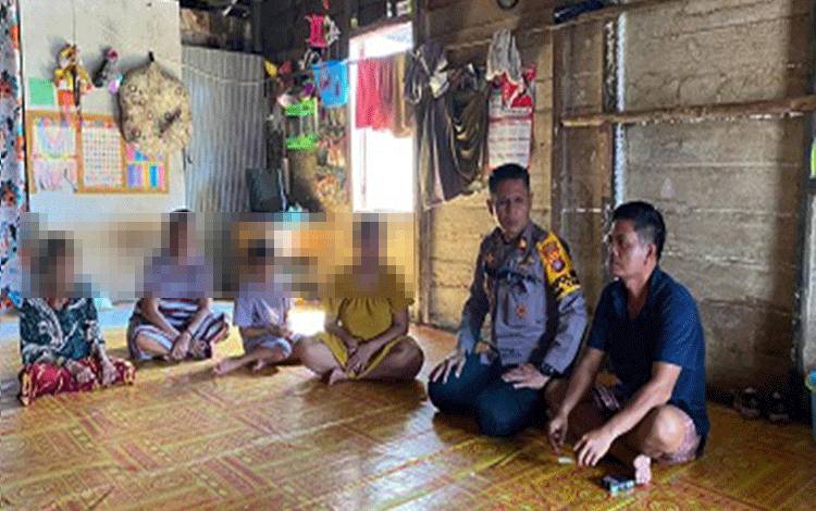 Kapolsek Seruyan Tengah Berikan Santunan kepada Keluarga Tersangka Pencurian Buah Sawit