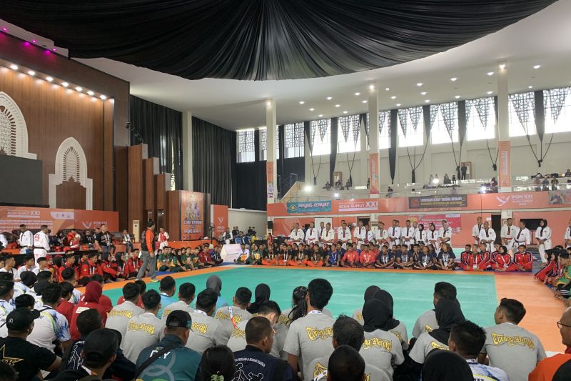 Seluruh atlet yang akan turun di cabang tarung derajat Pekan Olahraga Nasional (PON) XXI Aceh-Sumut mengikuti Technical Meeting di Bale Meuseuraya Aceh (BMA) Kota Banda Aceh, Minggu (15/9/2024) .ANTARA/Mario Sofia Nasution