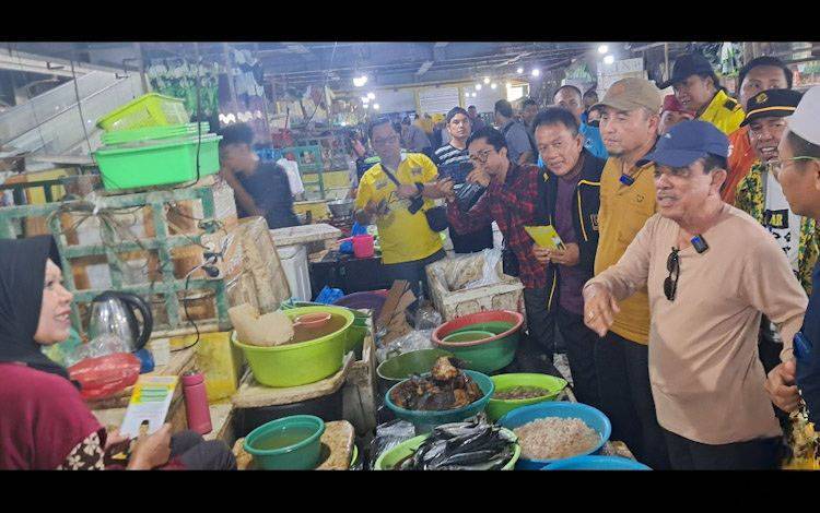 Abdul Razak-Sri Suwanto Blusukan Sambil Berbelanja di Pasar Indra Sari Pangkalan Bun