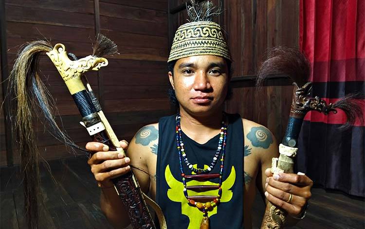 Melestarikan Kebudayaan Dayak Melalui Kesenian Mandau