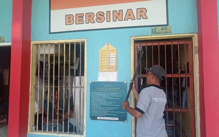 Pengecekan Teralis Kamar Hunian WBP Rutan Kapuas Rutin Dilakukan