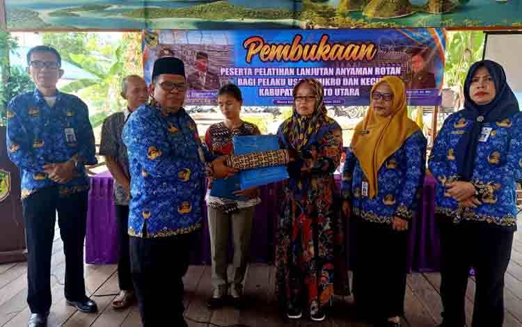 Disnakertranskop UKM Barito Utara Adakan Pelatihan Lanjutan Anyaman Rotan