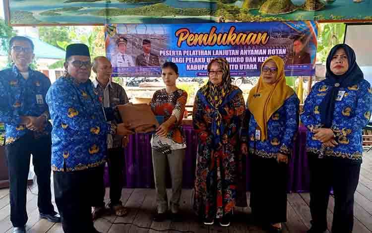 Pelatihan Lanjutan Anyaman Rotan untuk Tingkatkan SDM dan Pembangunan Ekonomi Masyarakat