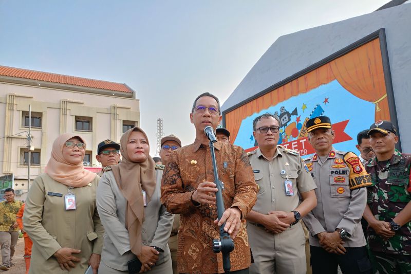 Penjabat (Pj) Gubernur DKI Jakarta Heru Budi Hartono (tengah) usai melakukan peletakan batu pertama (groundbreaking) RTH di eks gedung Johar Baru Teater di Jalan Kramat Jaya Baru IV, RT 15/10, Johar Baru, Jakarta Pusat, Selasa (17/9/2024). (ANTARA/Siti Nurhaliza)