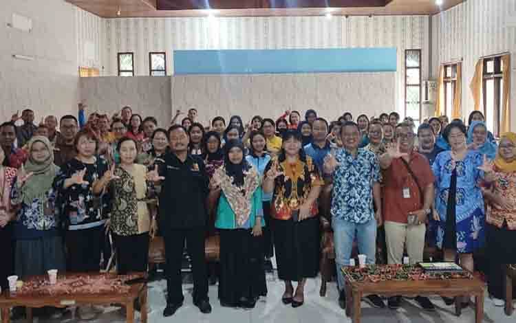 Penyuluhan Kemahiran Berbahasa Indonesia bagi Guru Nonbahasa di Lamandau Berjalan Sukses