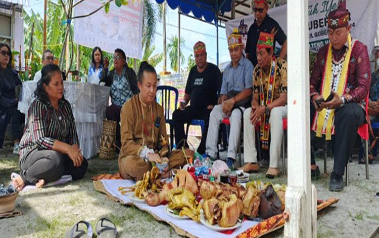 Warga Pahandut Gelar Ritual Adat sebagai Tanda Dukungan kepada Willy-Habib