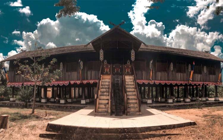Wisata Rumah Betang Manggatang Utus Sei Pasah Kapuas