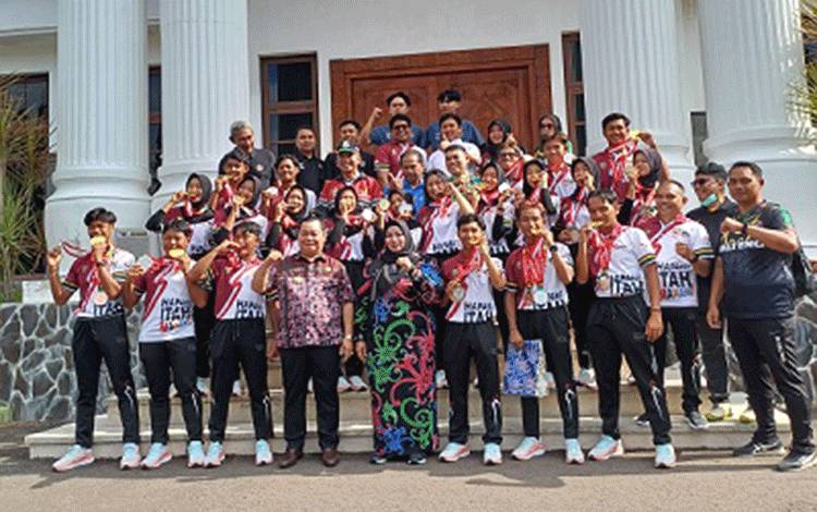 Bupati Kotim Beri Bonus Rp52 Juta untuk Atlet Drumband Kalteng Raih Emas PON XXI