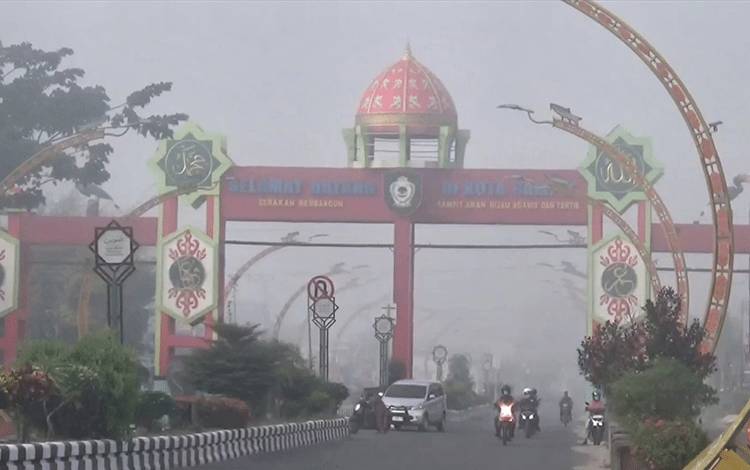 Kabut Asap Akibat Karhutla Selimuti Sampit Pagi Hari