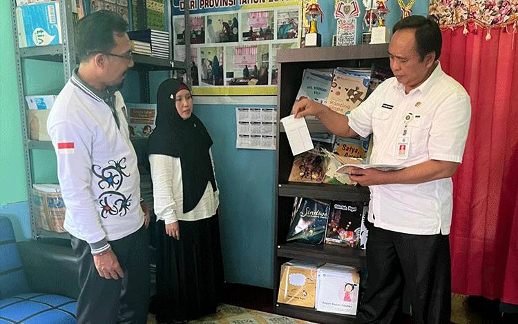 Kepala Disarpustaka Kapuas Kunjungi Desa Penerima Progran TPBIS, ini Tujuannya