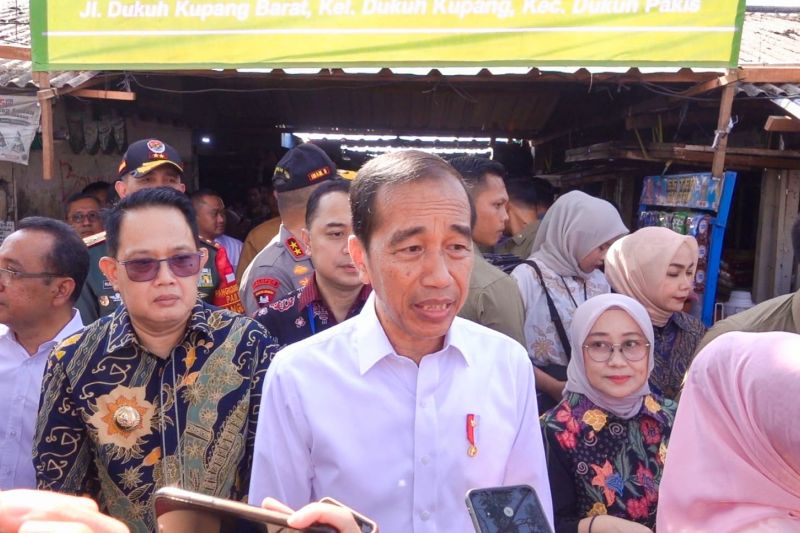 Pj Gubernur Jatim Adhy Karyono (kedua kiri) saat mendampingi Presiden Jokowi meninjau Pasar Dukuh Kupang, di Surabaya, Jumat (20/9/2024). ANTARA/HO-Biro Adpim Jatim