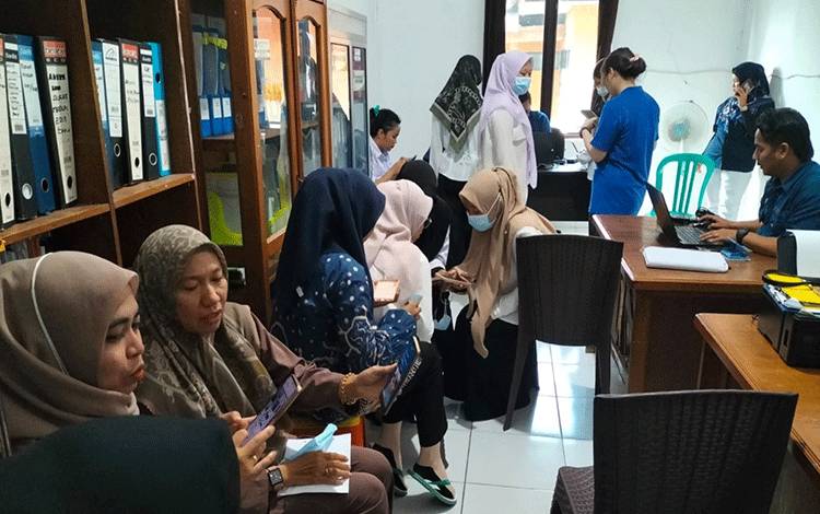 Tim Dukcapil Kapuas Jemput Bola Aktivasi IKD di Puskesmas