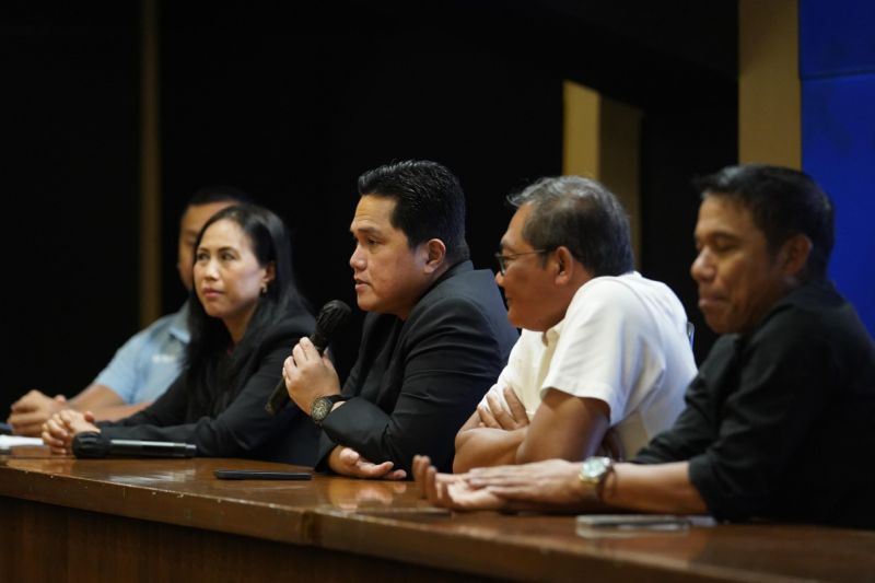Ketua Umum PSSI Erick Thohir (tengah) memberikan pernyataan terkait perkembangan tim nasional putri Indonesia di Stadion Utama Gelora Bung Karno, Jakarta, Sabtu (21/9/2024). (ANTARA/HO-PSSI)