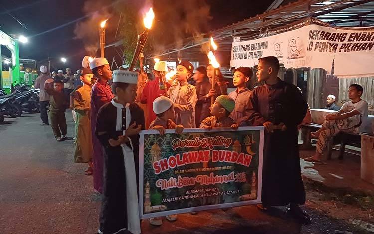 Majelis Burdah Baamang Tengah Maknai Bulan Kelahiran Nabi Muhammad Melalui Indahnya Berbagi dan Pawai