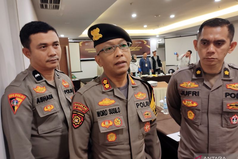 Kepala Posko Pengamanan Polda Sulsel AKBP Woro Susilo (tengah) didampingi jajarannya menjawab pertanyaan wartawan seusai rapat koordinasi persiapan pencabutan nomor urut Pilkada serentak Pemilihan Gubernur dan Wakil Gubernur 27 November 2024 di  Makassar, Sulawesi Selatan, Minggu (22/9/2024). ANTARA/Darwin Fatir.