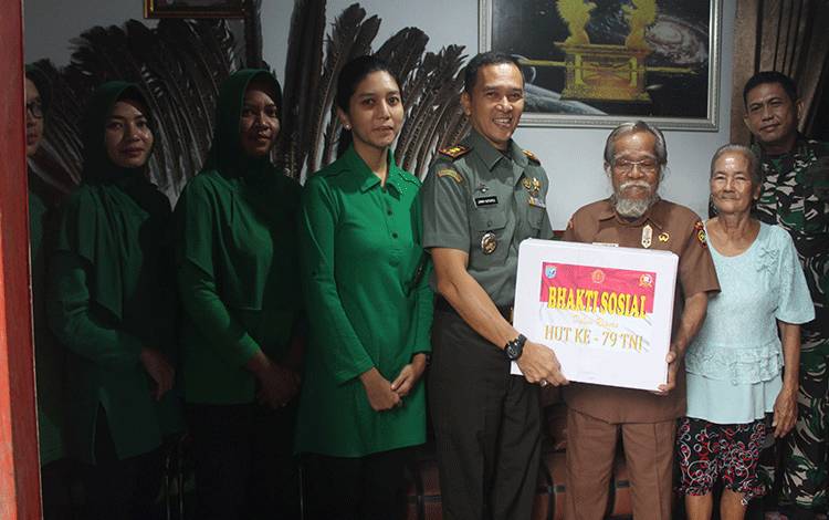 Dandim 1016/Plk Salurkan Bantuan Sembako untuk Veteran dan Warakawuri dalam Rangka HUT TNI ke-79