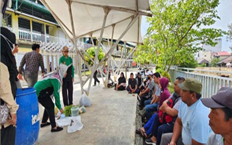 Kelola Sampah Organik, Petugas Kebersihan Pasar Belajar Pembuatan Pupuk Kompos