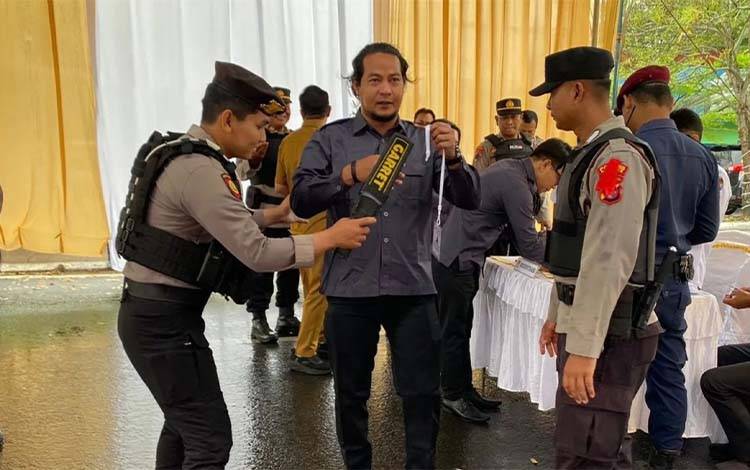 Polres Kapuas Lakukan Pengamanan Pengundian Nomor Urut Paslon Pilkada di KPU