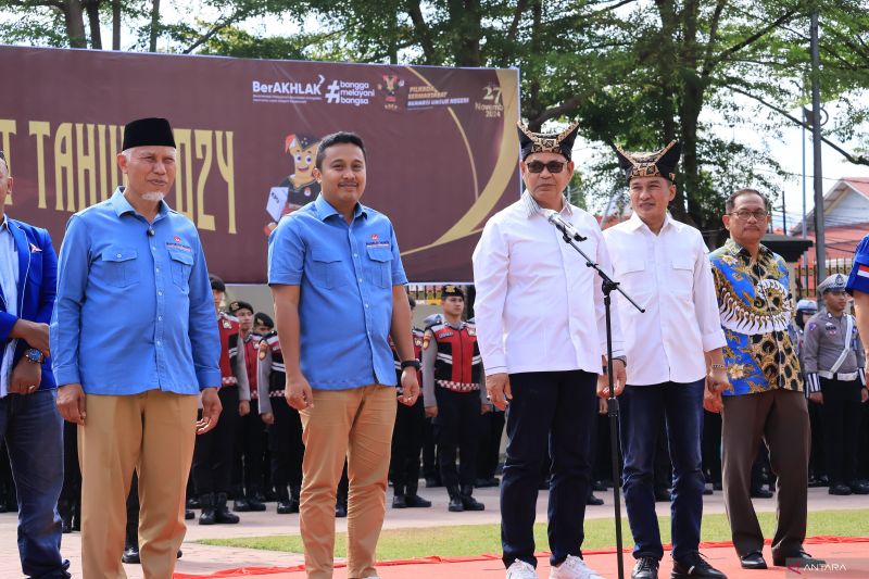 Pasangan calon Gubernur dan Wakil Gubernur nomor urut 1 Mahyeldi-Vasko Ruseimy (kemeja biru langit) bersama pasangan calon Gubernur dan Wakil Gubernur nomor urut 2 Epyardi Asda dan Ekos Albar (kemeja putih) mengikuti deklarasi damai di Mapolda Sumbar, Padang, Selasa (24/9/2024). ANTARA/Muhammad Zulfikar.