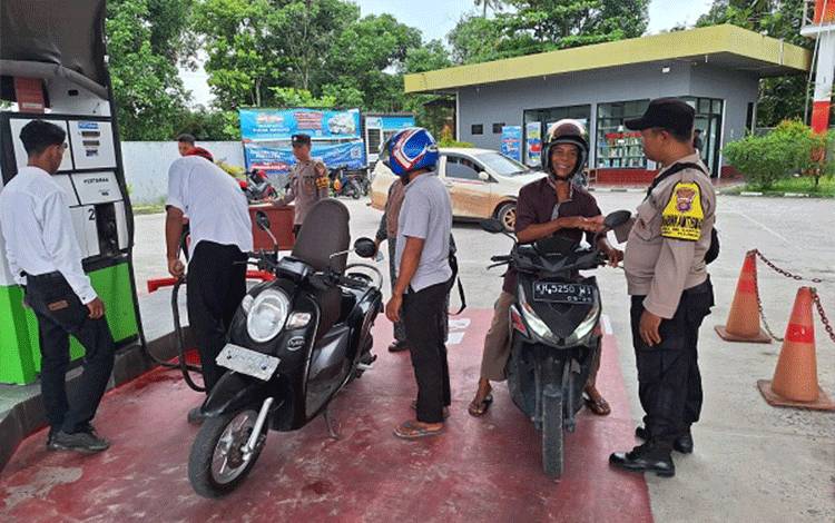 Polsek Kumai Gencarkan Patroli Dialogis di SPBU demi Cegah Penyalahgunaan Distribusi BBM