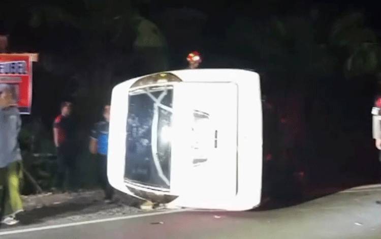 Mobil Hino Microbus Terguling di Jalan Talawang Raya, Enam Penumpang Luka-luka