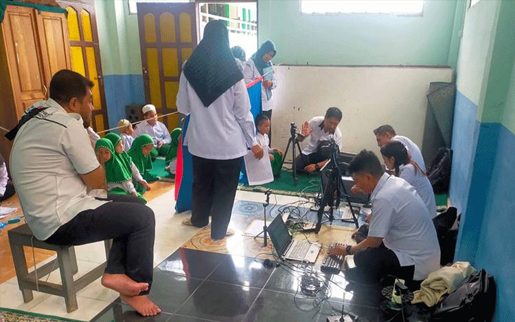 Disdukcapil Kapuas Jemput Bola Pelayanan KIA ke MI Manarul Huda