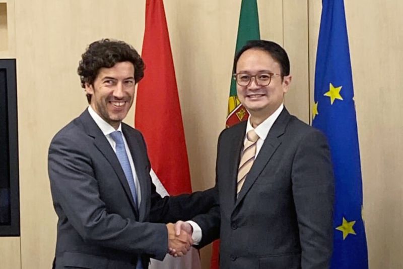 Wakil Menteri Perdagangan (Wamendag) Jerry Sambuaga dan Sekretaris Negara untuk Ekonomi Portugal Joao Rui Ferreira usai melakukan pertemuan bilateral di Lisbon, Portugal, Jumat (20/9/2024). ANTARA/HO-Kemendag