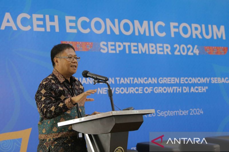 Kepala Bank Indonesia Aceh Rony Widijarto dalam acara Aceh Economic Forum (AEF) terkait peluang dan tantangan terkait green economy sebagai new source of growth di Aceh yang berlangsung di Banda Aceh, Kamis (26/9/2024). (ANTARA/Khalis Surry)