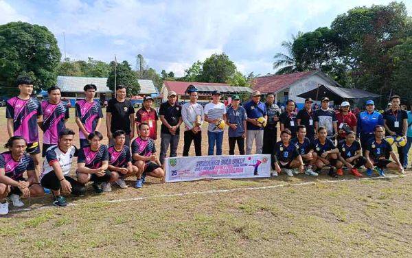 Camat Paju Epat Buka Turnamen Bola Voli Kades Cup di Desa Balawa