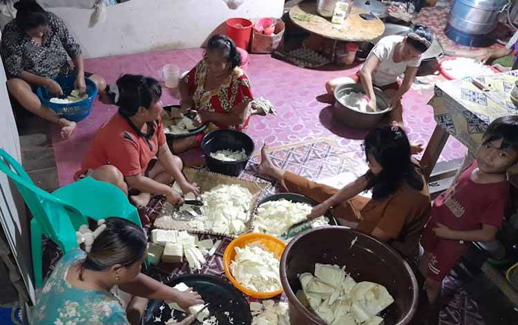 Keberlanjutan Tradisi Gotong Royong di Desa Pandawei: Menghidupkan Kebersamaan dalam Acara Mamanggul