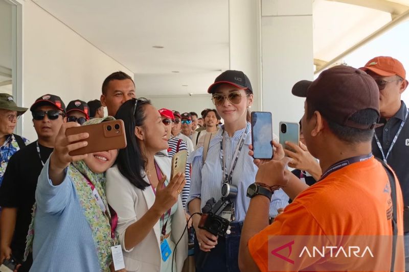 Artis dan penyanyi Maia Estianty melayani swafoto penonton MotoGP di Sirkuit Mandalika, Kabupaten Lombok Tengah, Nusa Tenggara Barat (NTB), Sabtu (28/9/2024). ANTARA/Nur Imansyah
