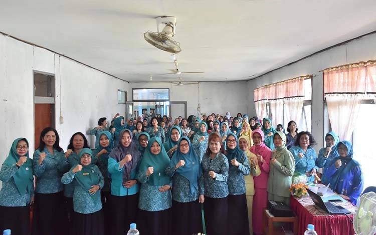 Pj Ketua TP-PKK Kapuas Buka Bimtek 10 Program Pokok PKK