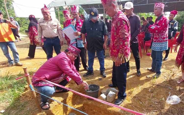 Lakukan Peletakan Batu Pertama Kantor Damang Mentaya Hulu, Ketua DAD Kotim Halikinnor Tekankan Kolaborasi Tuntaskan Permasalahan