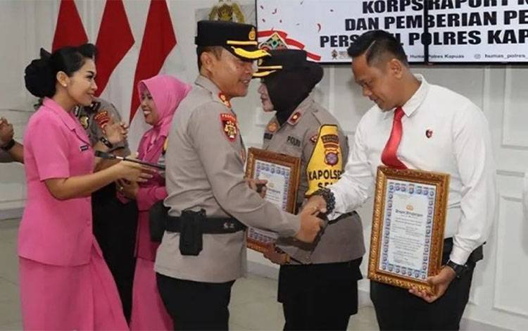 Kapolres Kapuas Pimpin Upacara Pemberian Penghargaan kepada Personel