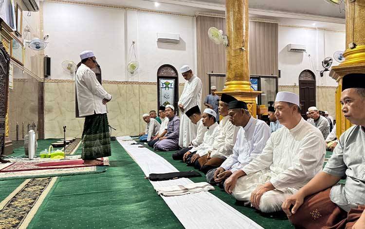 Fairid Naparin Gelar Salat Hajat Perdana di Masjid Al-Firdaus Palangka Raya
