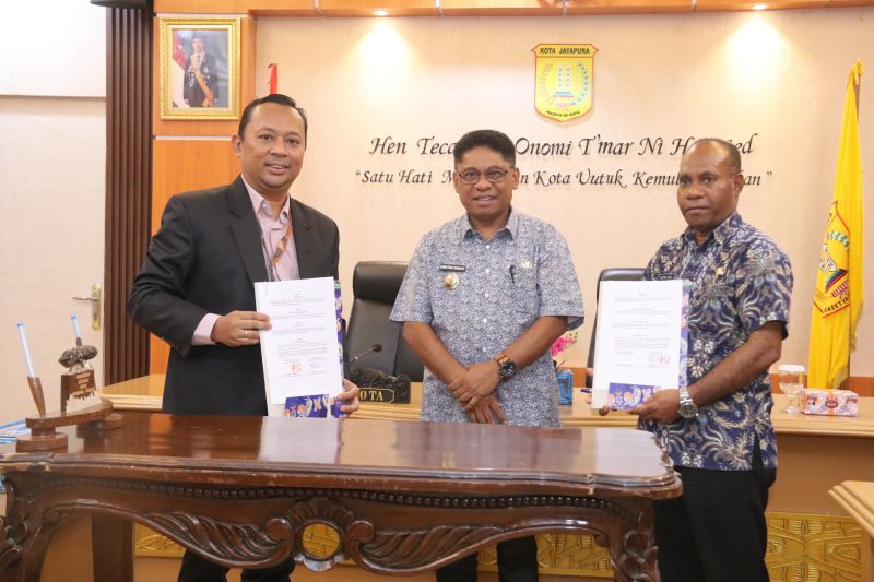 Foto bersama setelah penandatanganan kerja sama antara Pemkot Jayapura bersama Yayasan Wahana Visi Indonesia di Jayapura (ANTARA/HO-Humas Pemkot Jayapura)