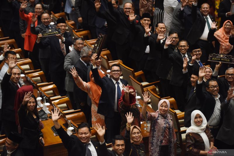 Sejumlah anggota DPR melambaikan tangan dan menunjukkan papan nama dirinya usai mengikuti Rapat Paripurna DPR Penutupan Masa Sidang I Tahun Sidang 2024-2025 Keanggotaan DPR RI 2019-2024 di Kompleks Parlemen, Senayan, Jakarta, Senin (30/9/2024).  ANTARA FOTO/Indrianto Eko Suwarso/Spt.