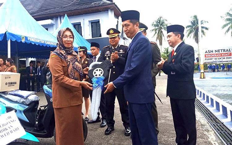 Disdik Barut Serahkan 30 Motor untuk Operasional Kepsek dan Guru