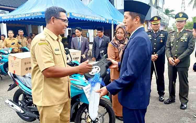 Disdik Barito Utara Serahkan 30 Unit Kendaraan Roda Dua untuk Operasional Kepsek dan Guru