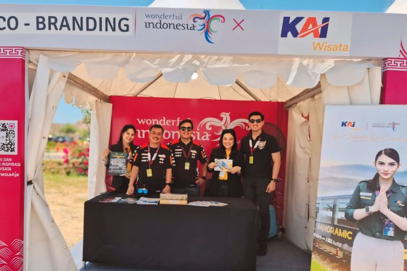 Perwakilan KAI Wisata saat menghadiri pameran "Sumbawa Nusantara Fair 2024" di Sirkuit Internasional Mandalika pada minggu lalu. (ANTARA/HO-KAI Wisata)