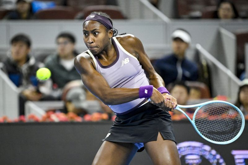 Petenis AS Coco Gauff melakukan pengembalian bola kepada lawannya petenis Jepang Naomi Osaka dalam babak 16 besar China Open di Beijing, Selasa (1/10/2024). (ANTARA/AFP/Wang Zhao)
