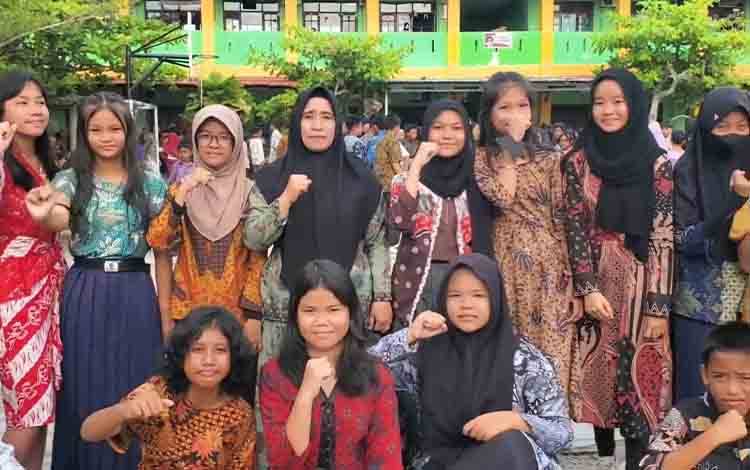 SMPN 1 Sampit Peringati Hari Batik Nasional, Lestarikan Kekayaan Budaya
