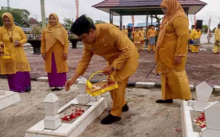 Pj Bupati Ziarah ke Makam Pendiri Kotawaringin Barat