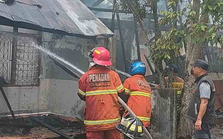 Kebakaran Hanguskan Dua Rumah Dinas Telkom di Palangka Raya