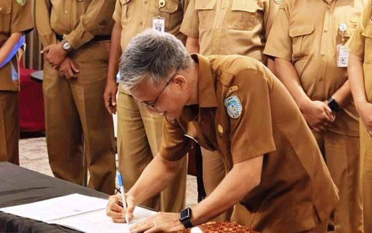 Sekda Lamandau Teken PKS Pengelolaan Opsen PKB dan BBNKB