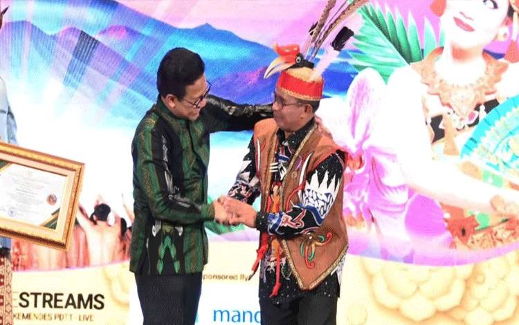 Pj Bupati Lamandau Terima Penghargaan Desa Wisata Nusantara 2024